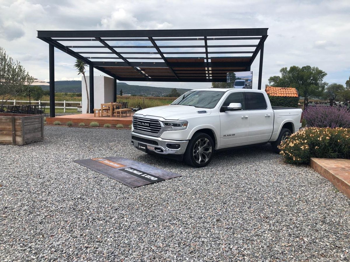 StellantisMX's tweet photo. Muchas gracias @MotoresDriving @xra3 por estar con nosotros en la presentación de la nueva @RAM_MX 1500 Mild-Hybrid 2020 #GAMARAM2020 https://t.co/fubw7NkrTY
