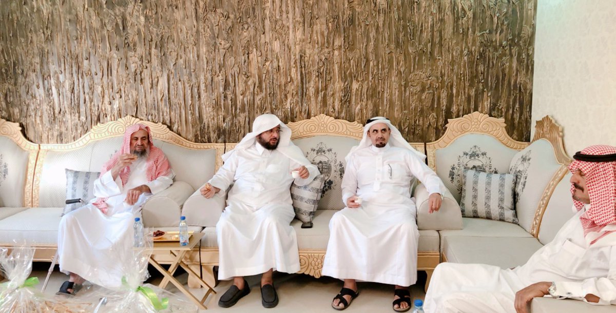 farhandossary5's tweet photo. اهالي حي السلمانية الرابع يشكرون رئيس مجلس البلدي د. احمد حمد البوعلي  وكذالك عضو مجلس البلدي محمد حزام العتيبي علي تفقدهم  احتياجات الحي .ونسأل الله العلي القدير أن يعينكم علي حمل الأمانة وأن يوفقكم لكل خير . https://t.co/yqZ6M7r17A