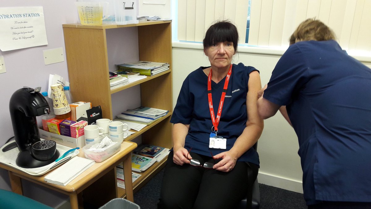 Asgre's tweet photo. Great start to get this flu season covered at LSU #teamclee π 15 vaccinations done 1st day π #flufighter @MPFTForensics @SimonGingeLloyd @WatsonMel @infectioncontr4 @simsi1966 @mpftnhs Best coffee & biscuits on the go π https://t.co/ZQN4xvyGRE