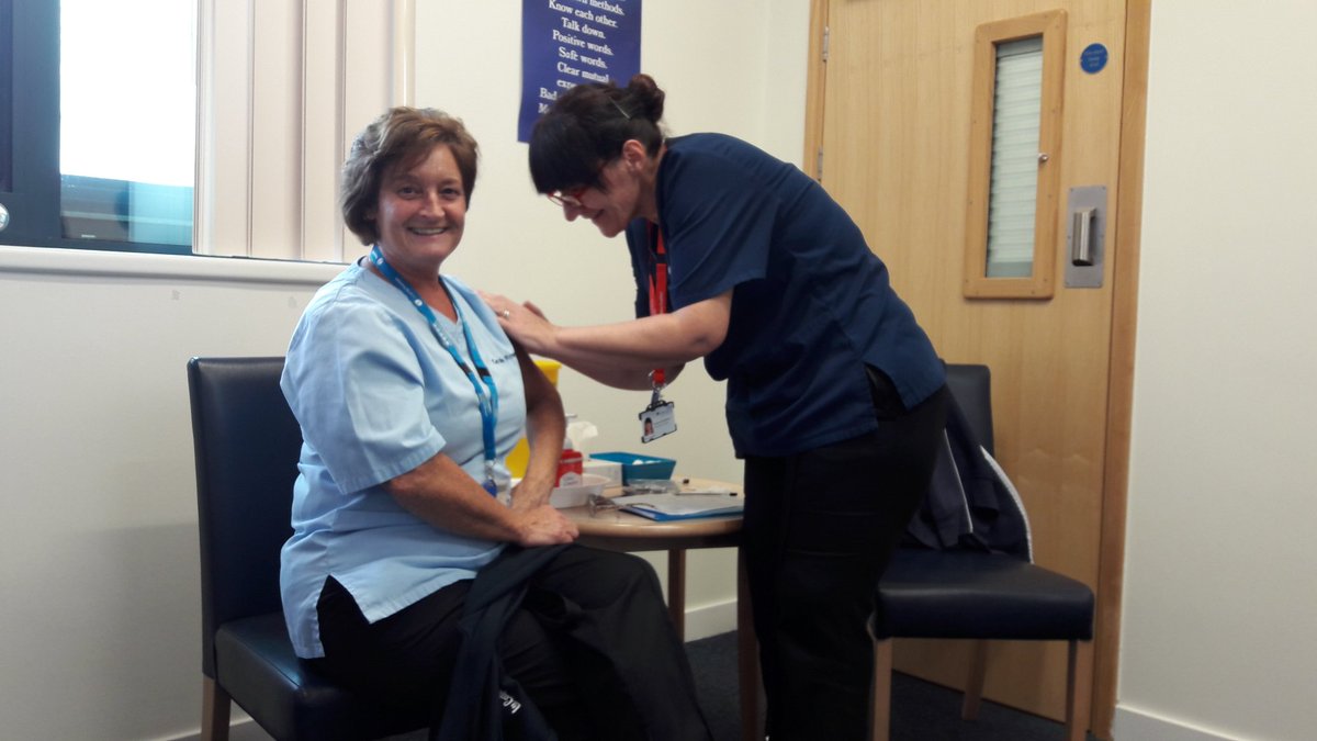Asgre's tweet photo. Great start to get this flu season covered at LSU #teamclee π 15 vaccinations done 1st day π #flufighter @MPFTForensics @SimonGingeLloyd @WatsonMel @infectioncontr4 @simsi1966 @mpftnhs Best coffee & biscuits on the go π https://t.co/ZQN4xvyGRE