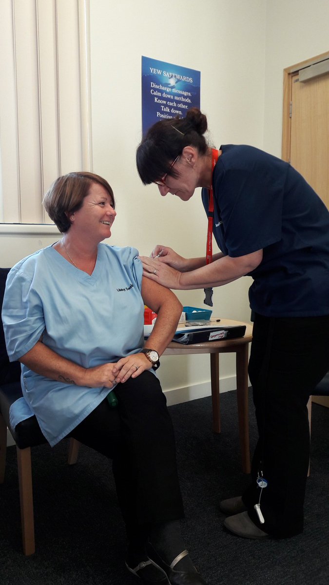 Asgre's tweet photo. Great start to get this flu season covered at LSU #teamclee π 15 vaccinations done 1st day π #flufighter @MPFTForensics @SimonGingeLloyd @WatsonMel @infectioncontr4 @simsi1966 @mpftnhs Best coffee & biscuits on the go π https://t.co/ZQN4xvyGRE