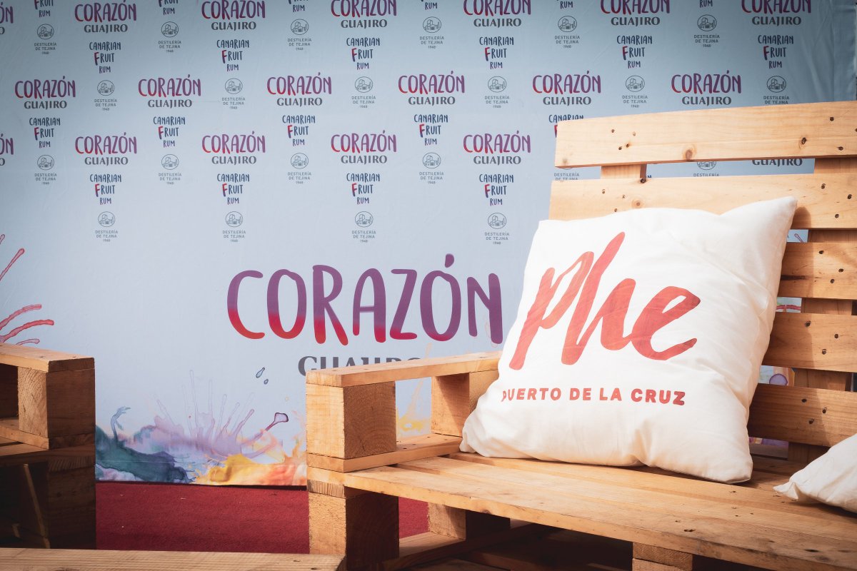 PheFestival's tweet photo. Cuánto amor descubrimos en #Phe2019 con el corazón @RonGuajiro conectándonos a la música 💛
¿Quieres volver a enamorarte en #Phe2020? 👉https://t.co/jS9PnsJIaz
#CorazónGuajiro 💛 #TercerVeranodelAmor 🌴 #PuertodelaCruz https://t.co/xO7Q2vSkXF
