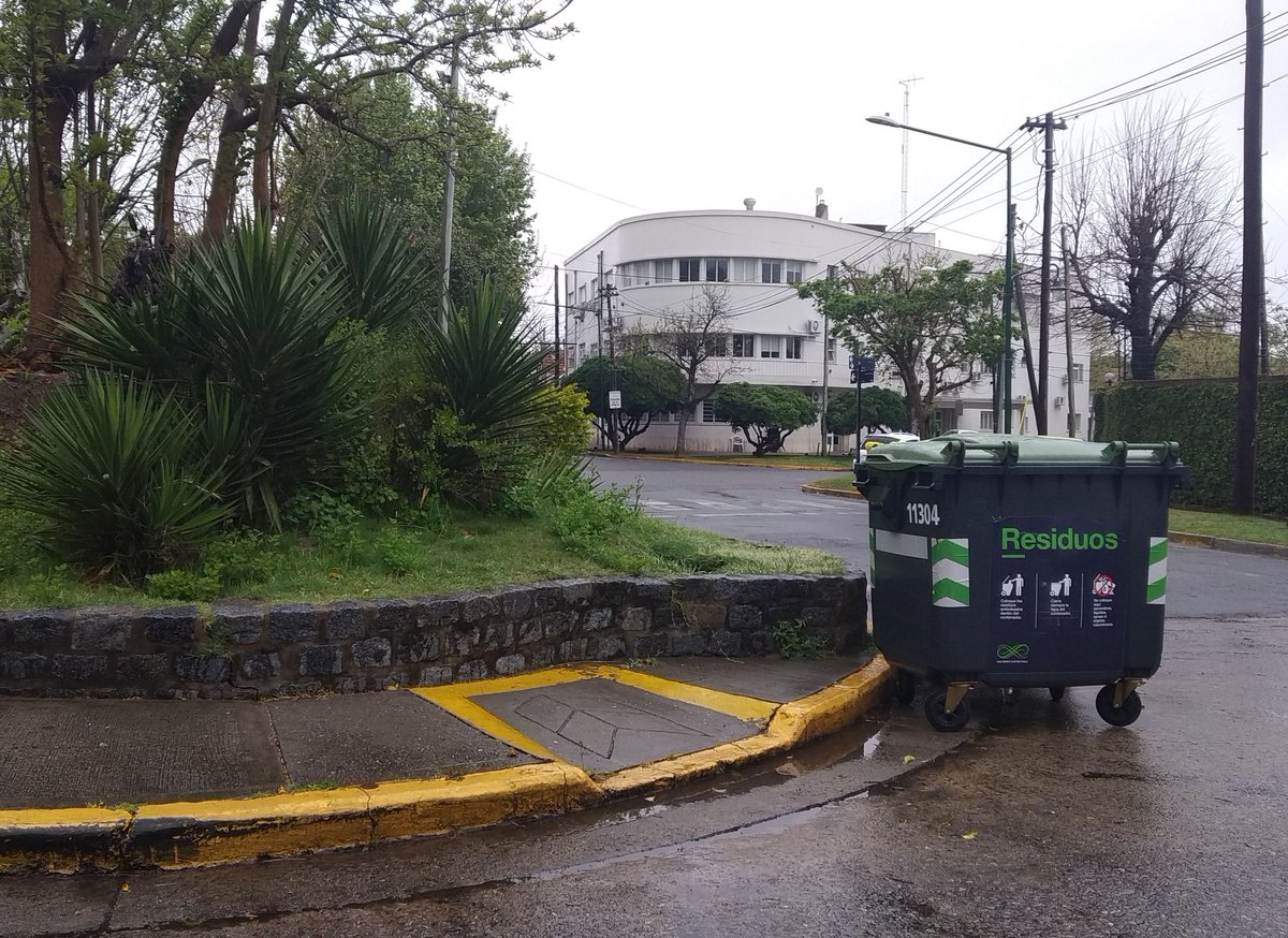 agustin_chi's tweet photo. @SanIsidroGob Dónde va está rampa de discapacitados? A una pared?. Cerca de los juzgados 1 y 2 de Bilbao, San Isidro. https://t.co/8Zv7K0UFrC