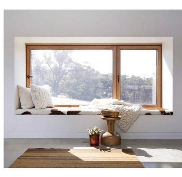 FURHOME's tweet image. Cozy corners that we love #sheepskin #cowhide #windowbench #interiordesign #leatherproducts #artisanal #lifestyle #apartmentdecor ift.tt/2oOVCtQ
