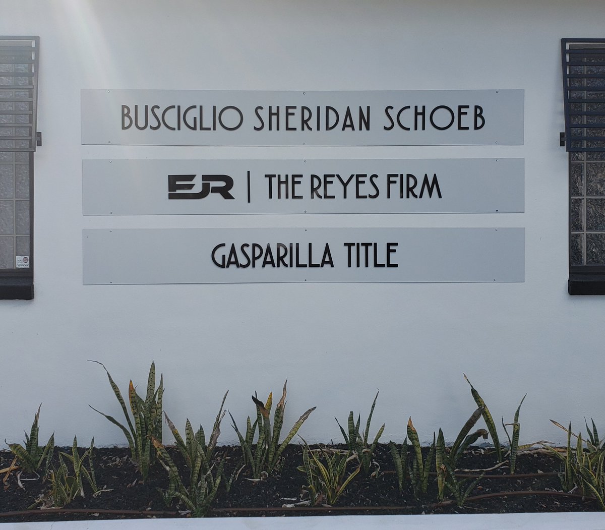 Tampa_Bay_Signs's tweet image. Dimensional Sign - Laser-cut 3/16" thick acrylic letters painted gloss black and mounted on a 1'x8' 3mm white dibond panel for @MyTampaFirm in Tampa.
#dimensionalsign #acrylicletters