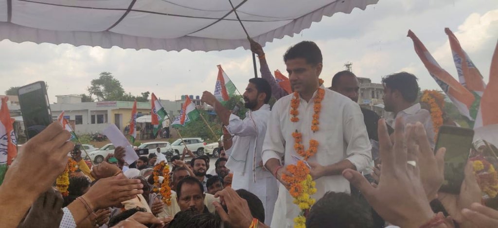 आज अलवर जाते समय बीच रास्ते में कांग्रेसजनों एवं कार्यकर्ताओं द्वारा किये गए स्वागत के लिए मैं उन सभी का तहे दिल से आभार व्यक्त करता हूँ| कांग्रेसजनों एवं कार्यकर्ताओं से होने वाली मुलाकात अत्यंत खुशी देने वाली एवं एक नई ऊर्जा और उत्साह का संचार करने वाली होती हैं|
