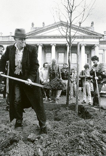MWiesner63's tweet photo. @ZwitschertFrank @FutureFridaysAC "Aktions-Kunst" , bzw. "Happenings" wurden von echten Künstlern initiiert, nicht von solchen #KlimaParty Gängern. Bitte nicht "KUNST" mit solchen #KlimaIdioten -Aktionen gleichsetzen. DANKE. Die kennen nicht mal ihre Wurzeln. Banausen..#FridaysForFuture #EndeFfF #EndeKlimaParty https://t.co/bAOxpby4qC
