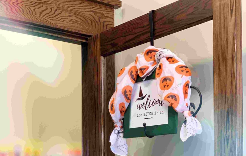 Fun, Easy, FREE Halloween Welcome Sign Printable listotic.com/fun-easy-free-…
