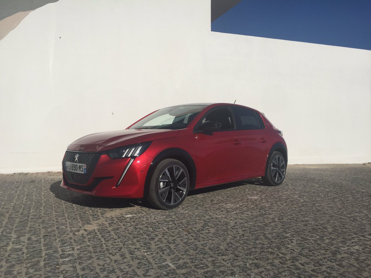 vintage_pic's tweet image. Nouvelle Peugeot 208 #208FirstDrive