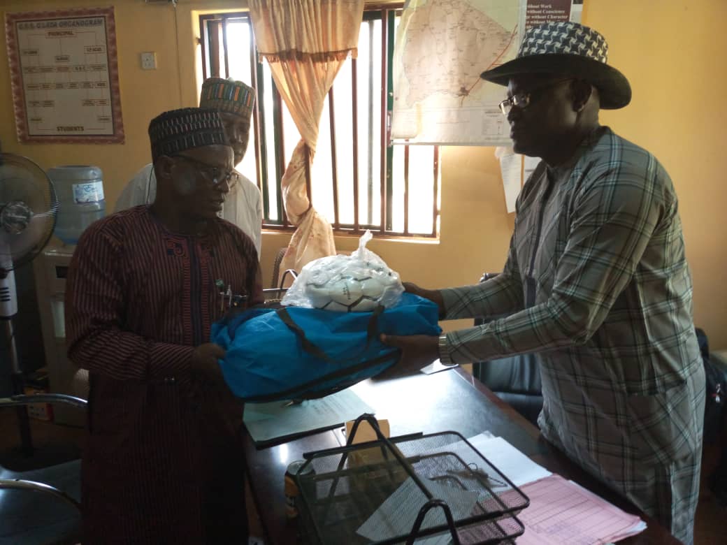 fwcfcabuja's tweet photo. The Principal of GSS Gwagwalada was on ground to receive the Inspection team led by the HOD Co-Corriculum #FCTSEB.
#FWCSchoolsTournament https://t.co/riSg8nOb89