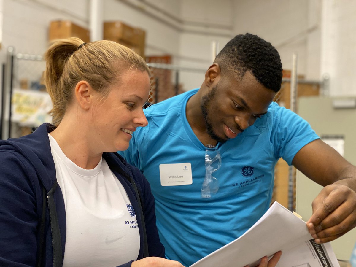 MetroUnitedWay's tweet photo. Service filled with smiles today for #GEADay - these volunteers from @GEAppliancesCo showing so much pride in helping the Russell community 💙 https://t.co/3V0V46aiz2