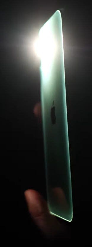 qvidres's tweet photo. As it turned out, the iPhone 11 glows in the dark when the flash is turned on. Maybe this function, an analogue of the luminous apple logo of the old MacBook.
#iPhone11 #appleiphone #ios #technology https://t.co/anA6XMVn2L