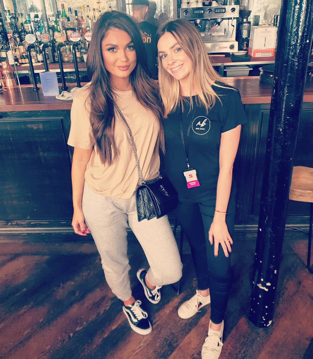 SpecialKimmiK's tweet photo. Meeting the fans before I defend MY Tapout title tonight ๐ @HKWUnderground #TECHNICALWIZARD https://t.co/JQuGJjVDuM