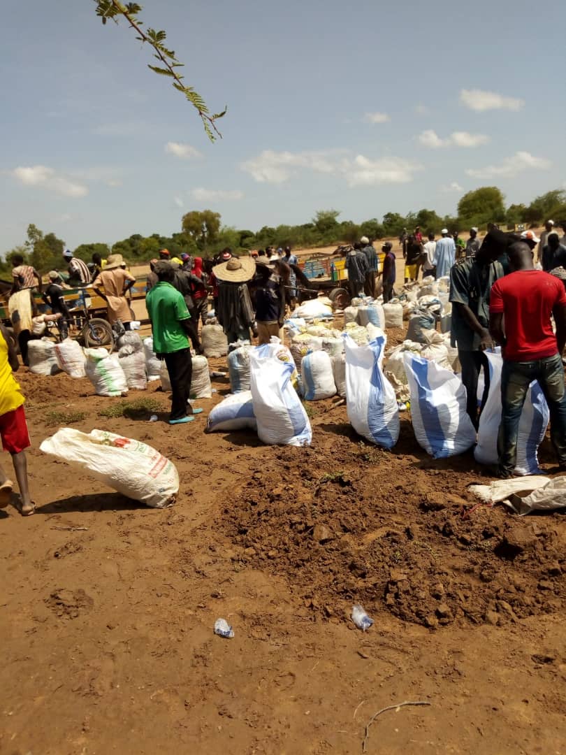 IbrahimaSadioF2's tweet photo. La Coalition FIT de Djenné essai de stopper le vidange de plusieurs Ha de champs de riz suite à la destruction de la digue. @PfRglobal @WetlandsInt https://t.co/V9dtxStFXq