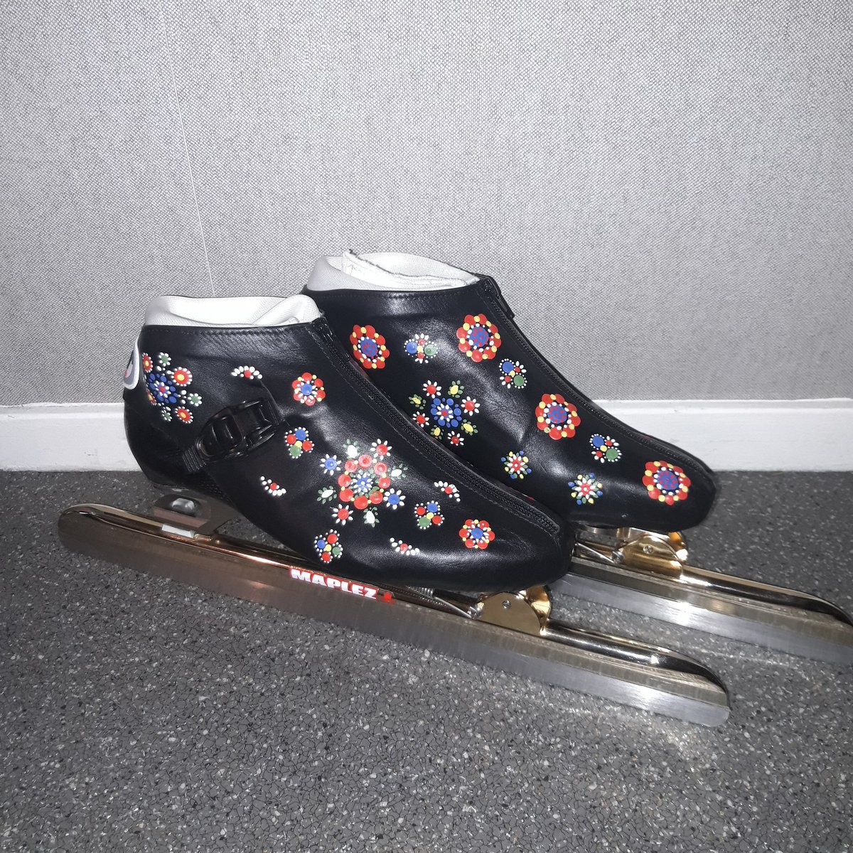 ronaldhaasjes's tweet photo. Blij met mn nieuwe unieke Staphorster stipwerk schoenen!⛸ Custom schoenen van @groothuisschoenen en stipwerk door moeders zelf gemaakt😎
.
.
#staphorsterstipwerk #traditie #staphorst #klederdracht #groothuis #schaatsen #laatdewintermaarkomen❄️ https://t.co/Ob74dzrimi