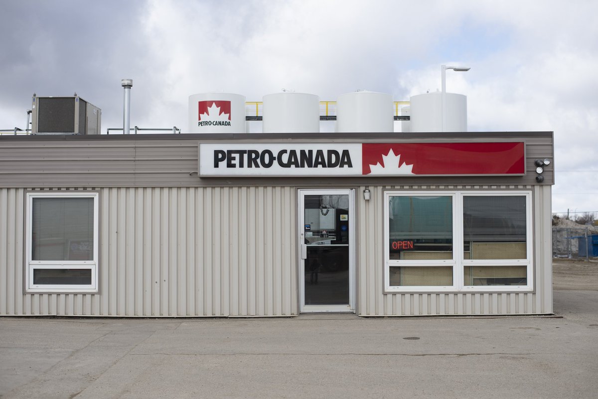 Why choose Petro Canada engine and hydraulic oils?

Our exceptional base oils are combined with specialty additives to blend optimized products that provide:
👉Longer life
👍Greater equipment protection
👊Smoother performance