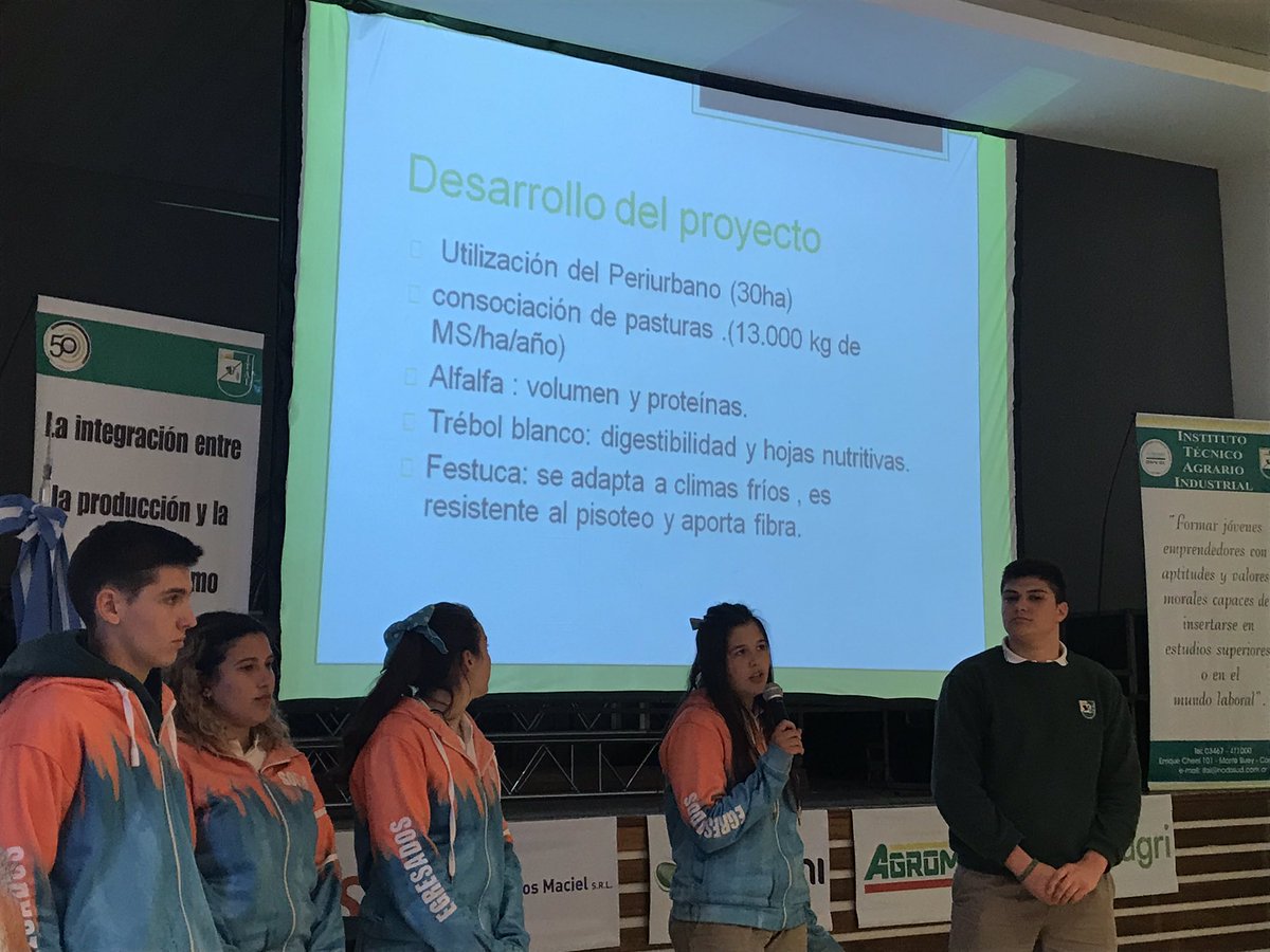 ivordonez's tweet photo. Alumnos del último año del @ItaiValor exponen el proyecto de producción ovina-avícola peri urbana con boyeros alimentados a energía solar y lógica circular: uso de efluentes de los animales como nutrientes.
#Campo del bueno. Educación en serio. Creación de lazos en la comunidad. https://t.co/WYg9577TGd