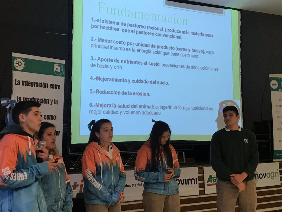ivordonez's tweet photo. Alumnos del último año del @ItaiValor exponen el proyecto de producción ovina-avícola peri urbana con boyeros alimentados a energía solar y lógica circular: uso de efluentes de los animales como nutrientes.
#Campo del bueno. Educación en serio. Creación de lazos en la comunidad. https://t.co/WYg9577TGd