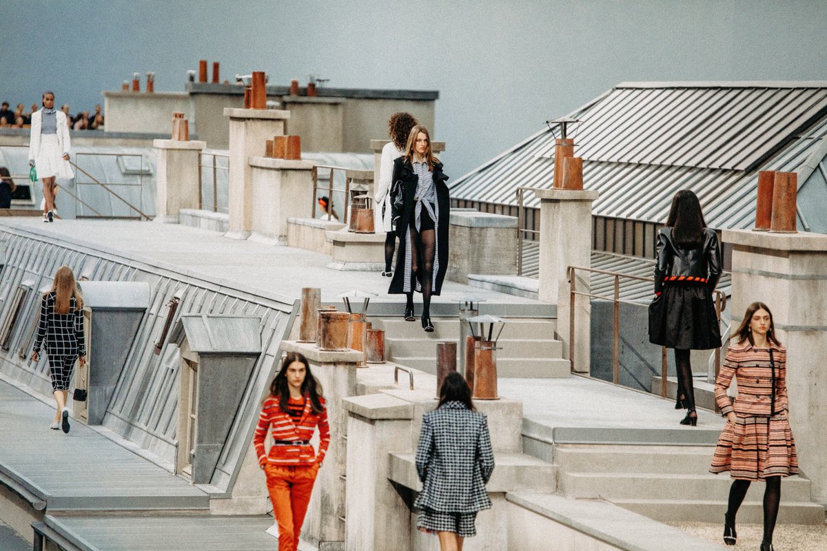 CHANEL's tweet photo. New beginnings, a new start, a new wave’. Susannah Frankel’s take on the Spring-Summer 2020 show.
#CHANELSpringSummer #PFW Read it now on https://t.co/dsfP66DFJc https://t.co/cCeZR13Hix