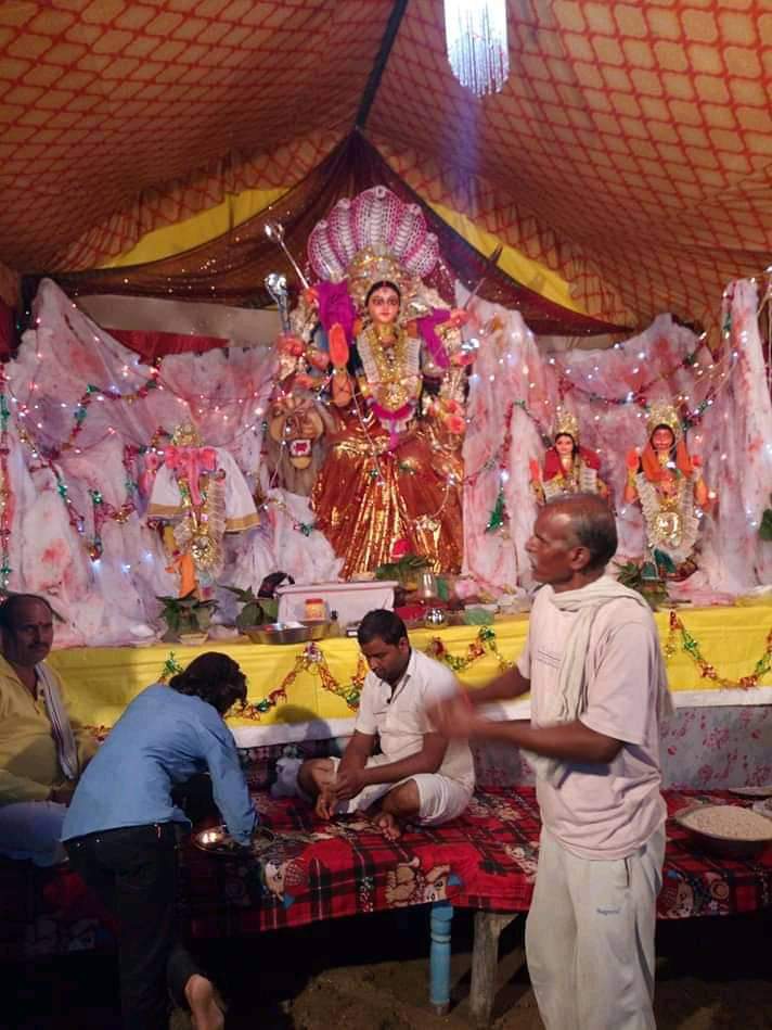 ChiluliVillage's tweet photo. ग्राम सभा #चिलूली में आयोजित दुर्गा पूजा का एक दृश्य। माता जी सभी भक्तों की मनोकामनाएं पूर्ण करें। प्रेम से बोलो जय माता दी! 🙏 #Navratri2019 #Navratri #DurgaPuja #Chiluli #Amethi https://t.co/s4eI4punDq