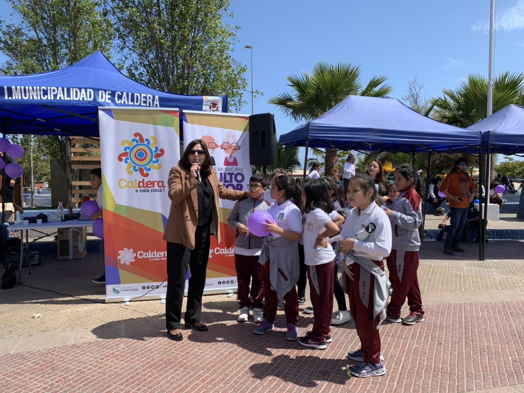 CalderaMuni's tweet photo. 🚶‍♂️5ta Caminata por el #Alzheimer 2019 en Caldera. Nuestra Alcaldesa @BrunildaCaldera acompañada del Seremi Raúl Martínez @remartmu @dsocial_atacama y Directora Regional Inés Garay de #Coprad junto a la comunidad calderina caminaron para generar consciencia por esta enfermedad. https://t.co/Nne39aVlA0