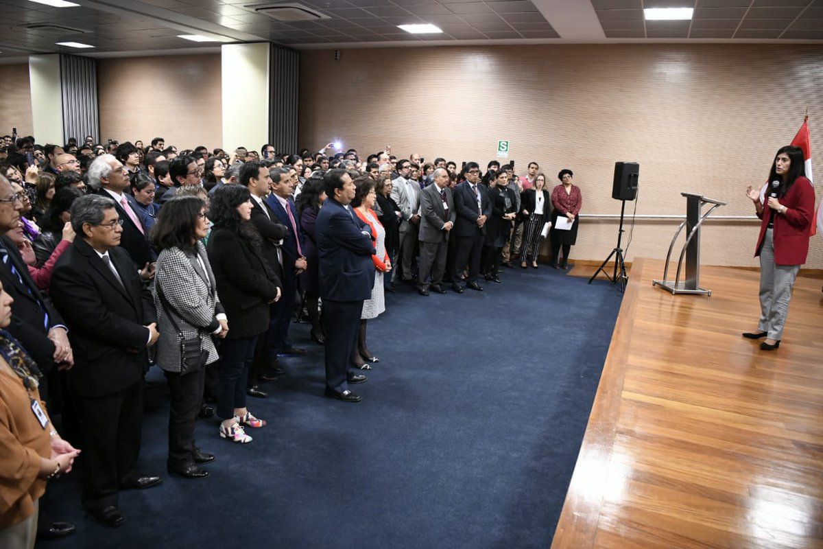 MEF_Peru's tweet photo. ¡Bienvenida ministra Alva! Hoy colaboradores y funcionarios del MEF se reunieron con la ministra María Antonieta Alva donde reafirmó su compromiso para seguir impulsando un #PerúCompetitivo en el que los ciudadanos sean el centro del esfuerzo institucional.
#ElPerúPrimero https://t.co/pSAVWpsmo4