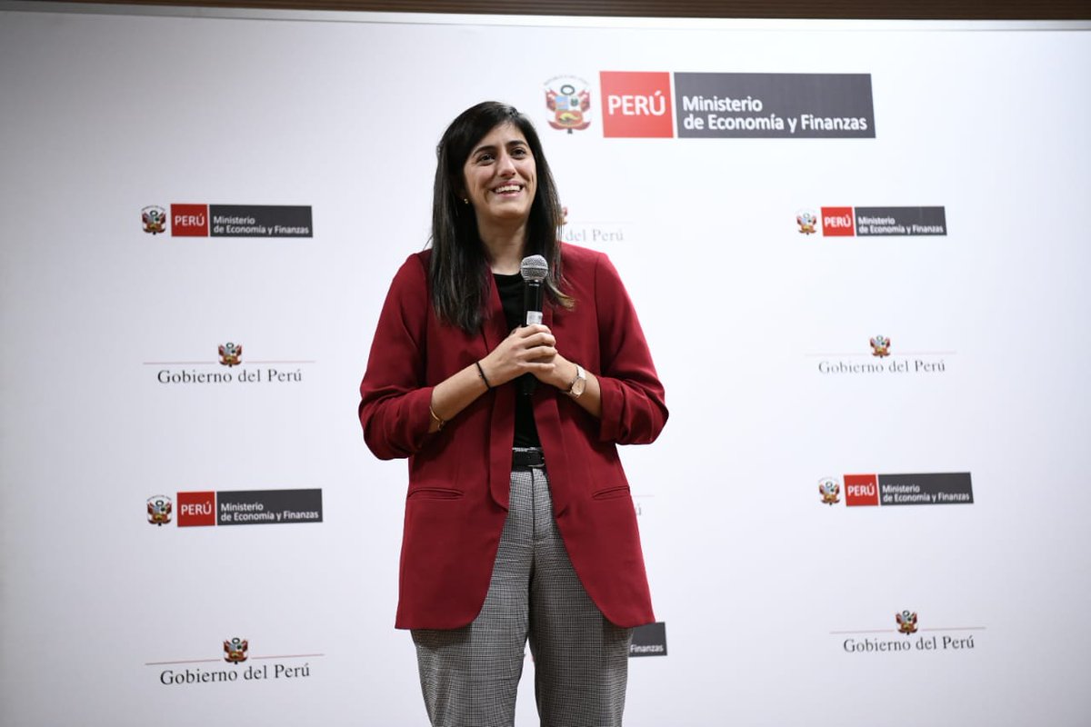 MEF_Peru's tweet photo. ¡Bienvenida ministra Alva! Hoy colaboradores y funcionarios del MEF se reunieron con la ministra María Antonieta Alva donde reafirmó su compromiso para seguir impulsando un #PerúCompetitivo en el que los ciudadanos sean el centro del esfuerzo institucional.
#ElPerúPrimero https://t.co/pSAVWpsmo4