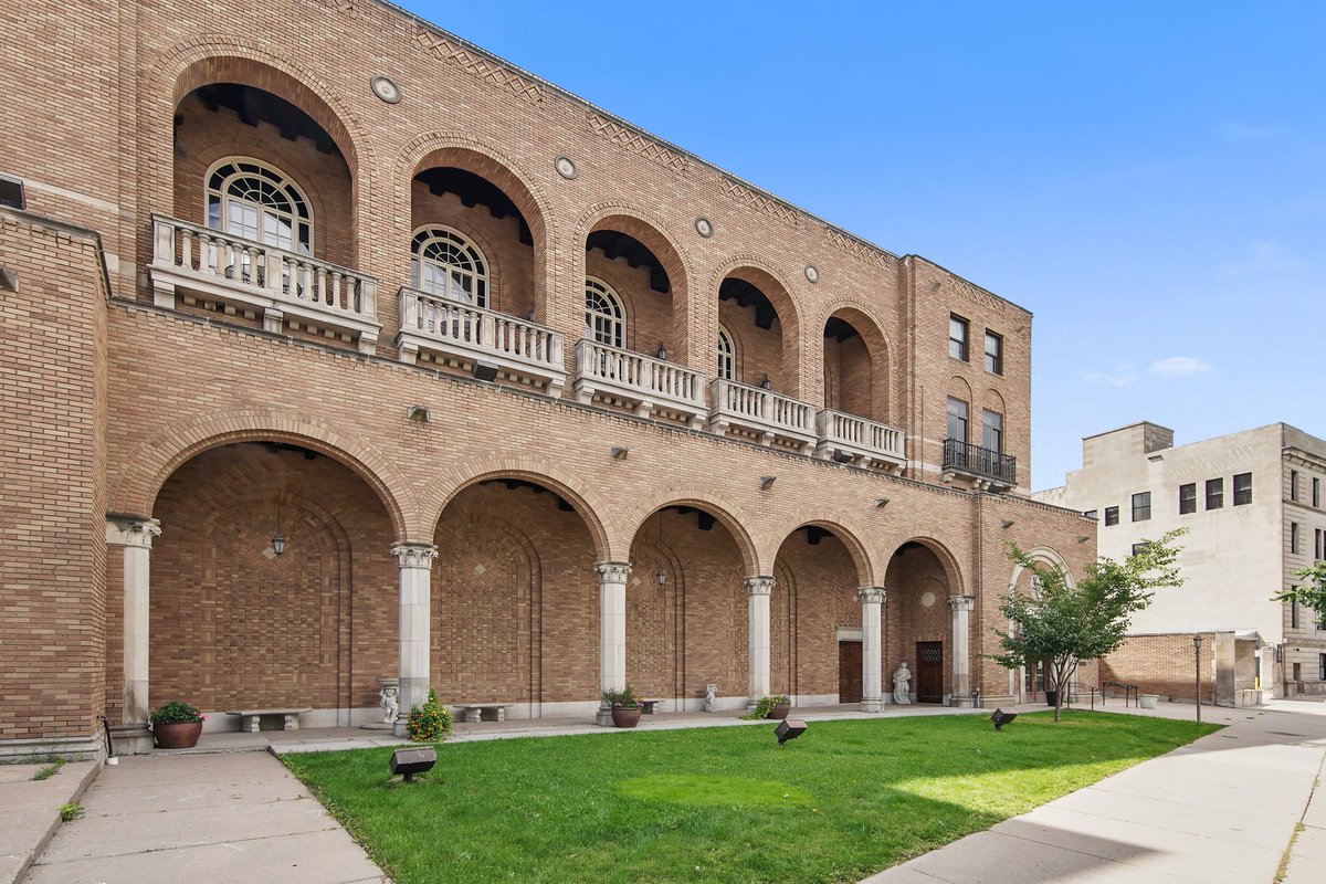 Love this shot of the theater side of our Clubhouse! It's always exciting to see first-time theater attendees point to the brick facade, loggia and archways. We thank all of you who are continuing to vote for the PiP grant! voteyourmainstreet.org/minneapolis
#VoteYourMainStreet