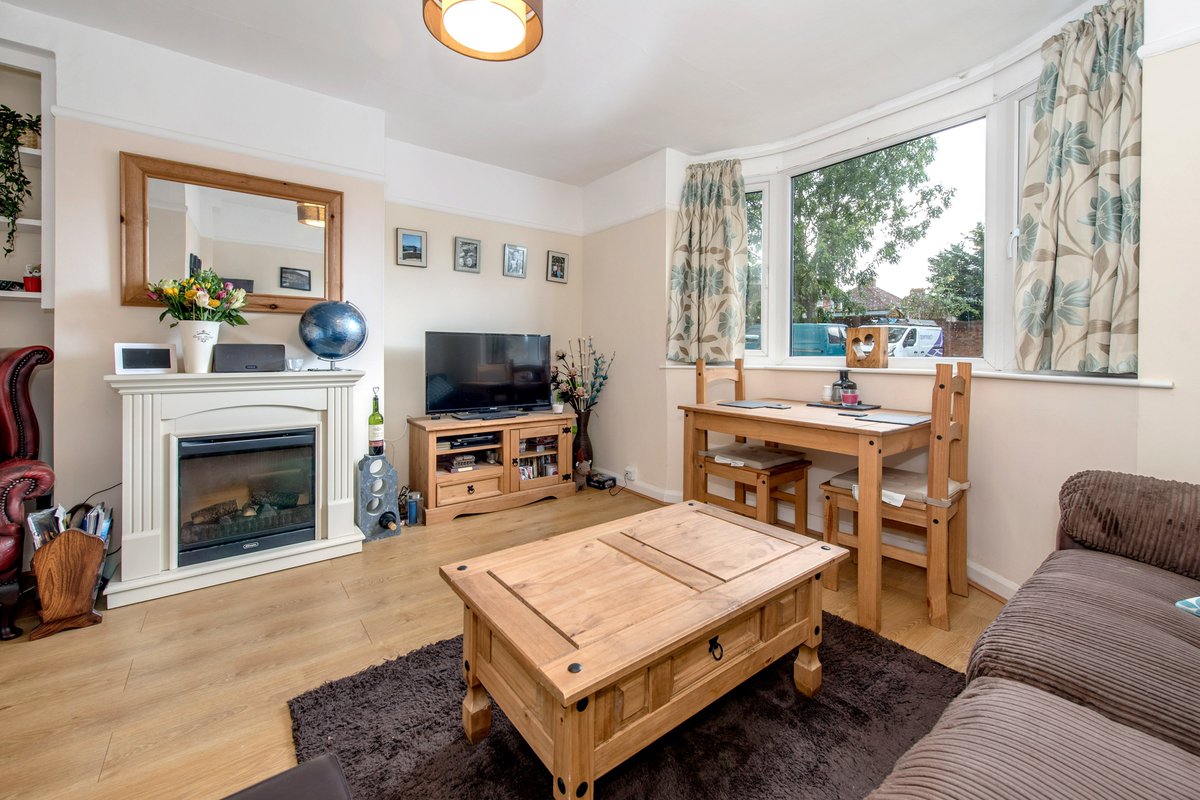 *Just launched and receiving lots of interest!*
*2 Bed Semi detached, Taunton*
A perfect first time buyer home or investment, the property is well presented throughout #forsale #taunton #weknowtaunton #jamesgray - tinyurl.com/y6ohz49n