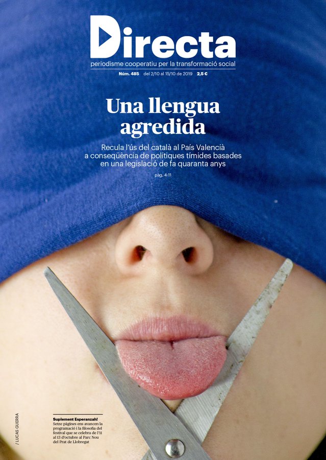 La_Directa's tweet photo. #PORTADA | Una llengua agredida. Un reportatge d'@EsterFayos @tere_albero @peppesavino78 i Jordi Garcia sobre la discriminació lingüística i l'ús del català al País Valencià. Foto de portada de Lucas Guerra. #DIRECTA485 

Avançament de continguts:
https://t.co/OqvRKSw9vT https://t.co/k8vRixp7Nv