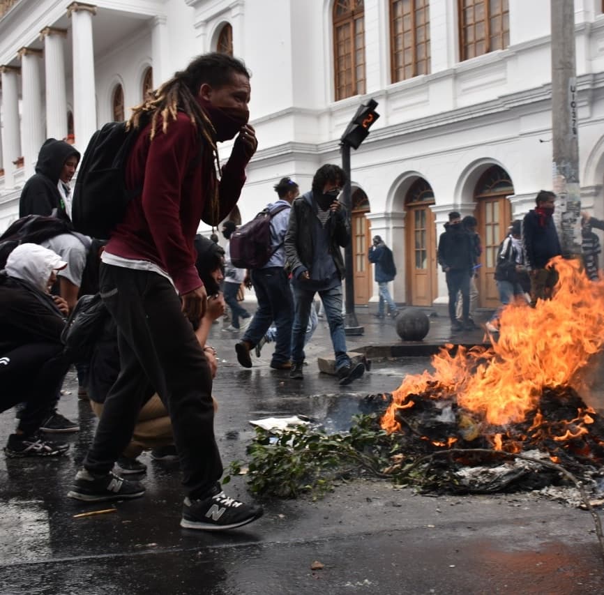 LaCajaNegraEc's tweet photo. #Fotoreportaje | Las medidas económicas anunciadas por el presidente Lenín Moreno fueron rechazadas por sectores sociales y económicos del país. Los manifestantes se tomaron varias calles de Quito en señal de protesta. 

#ParoNacionalEC https://t.co/tyTAHoxN0V https://t.co/eDXL7smfiu