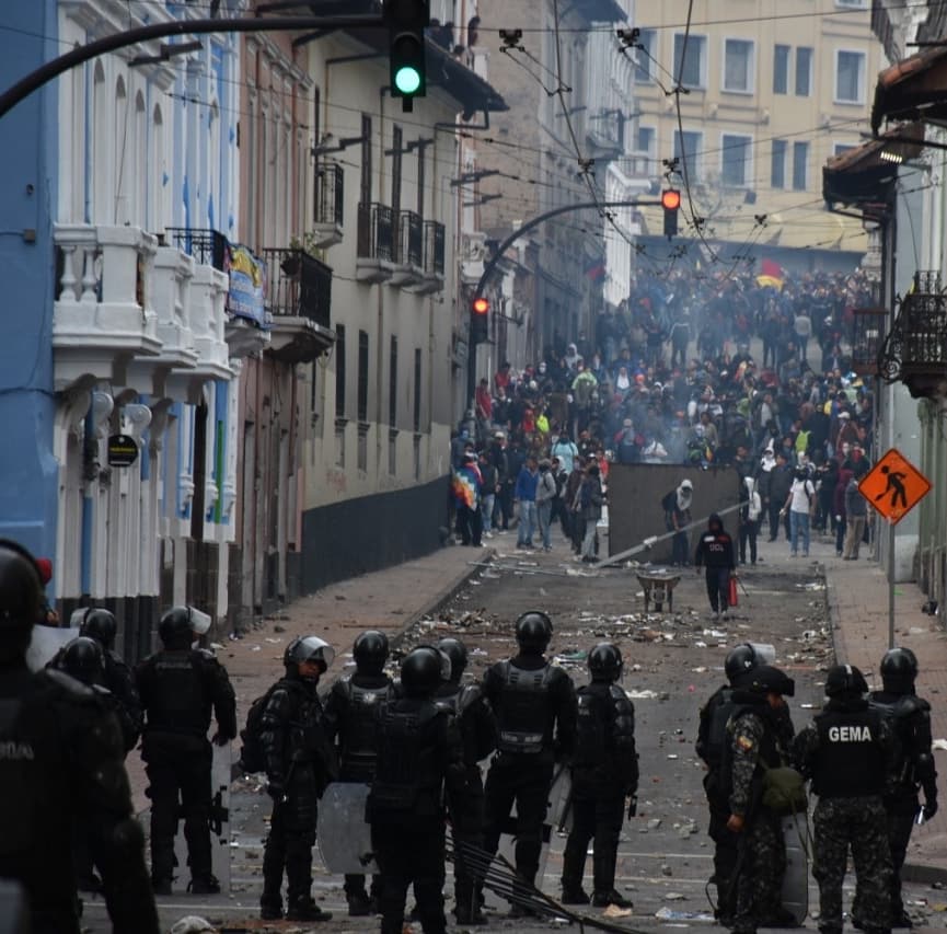 LaCajaNegraEc's tweet photo. #Fotoreportaje | Las medidas económicas anunciadas por el presidente Lenín Moreno fueron rechazadas por sectores sociales y económicos del país. Los manifestantes se tomaron varias calles de Quito en señal de protesta. 

#ParoNacionalEC https://t.co/tyTAHoxN0V https://t.co/eDXL7smfiu
