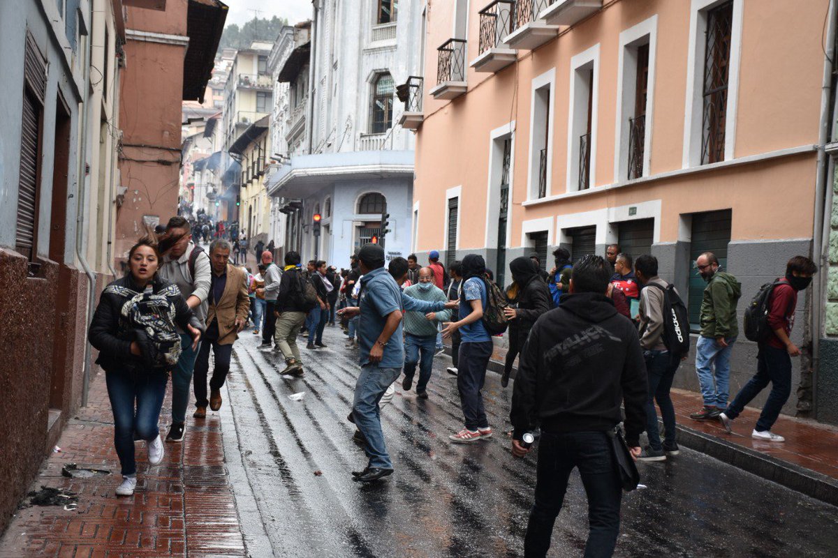 LaCajaNegraEc's tweet photo. #Fotoreportaje | Las medidas económicas anunciadas por el presidente Lenín Moreno fueron rechazadas por sectores sociales y económicos del país. Los manifestantes se tomaron varias calles de Quito en señal de protesta. 

#ParoNacionalEC https://t.co/tyTAHoxN0V https://t.co/eDXL7smfiu