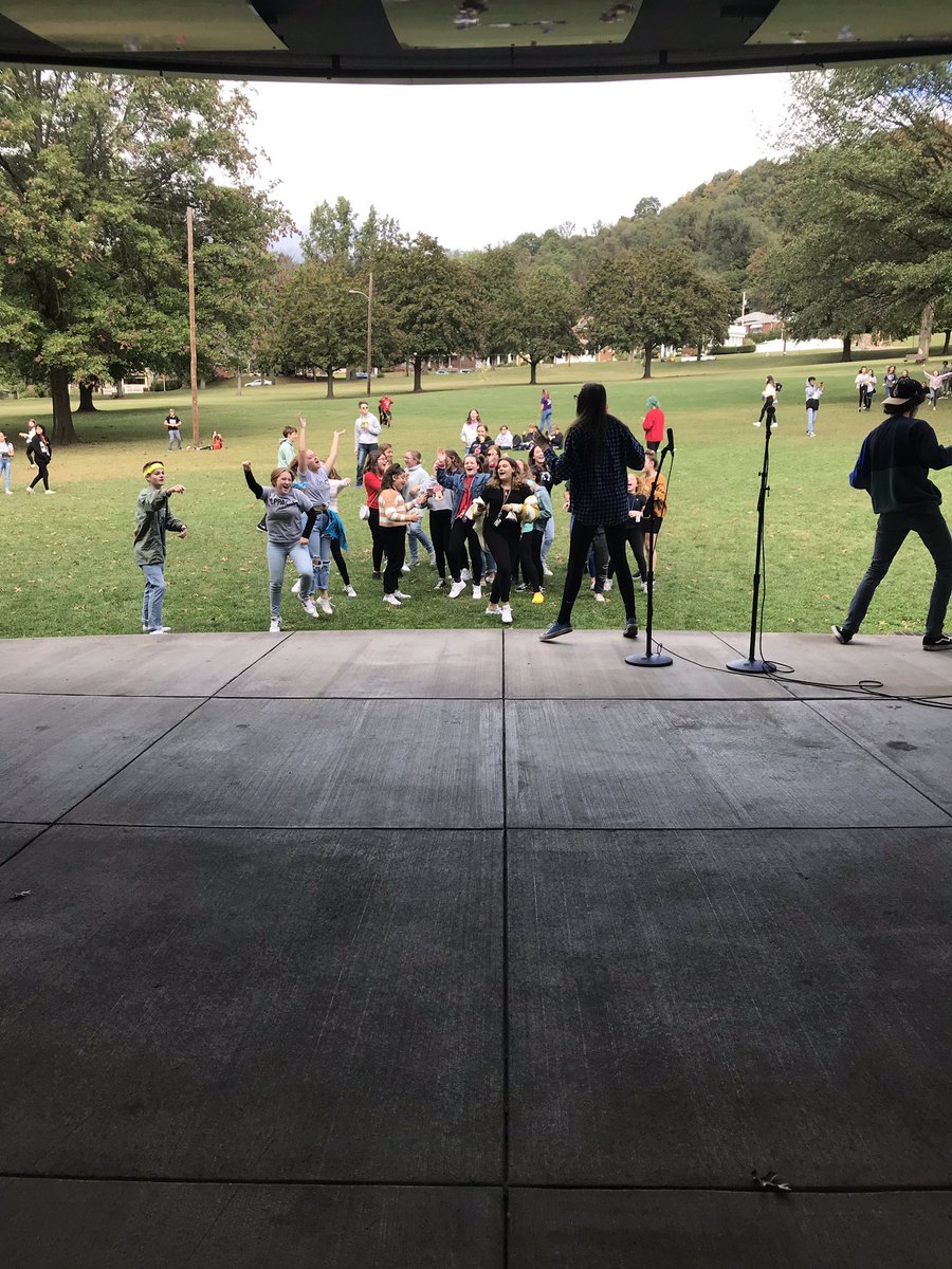 MsZivicLPPACS's tweet photo. We love fun lunches at LLPACS 😎🎶🍔🌭 @LPPACS1 #LPPACSMS #grillmasters https://t.co/AoK5p5UmHi