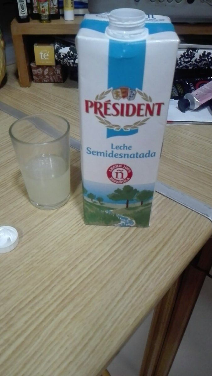 Pablosego9's tweet photo. Recién abierto el cartón de leche y encontrarte esto, y encima que te estrope el cafe. Y eso que es #President , para que digan que compremos marca, #mequedoconlamarcablanca es #vergonzoso #malacalidad @puleva @sanidadgob #lactalispuleva. https://t.co/HIRxSvpY4w