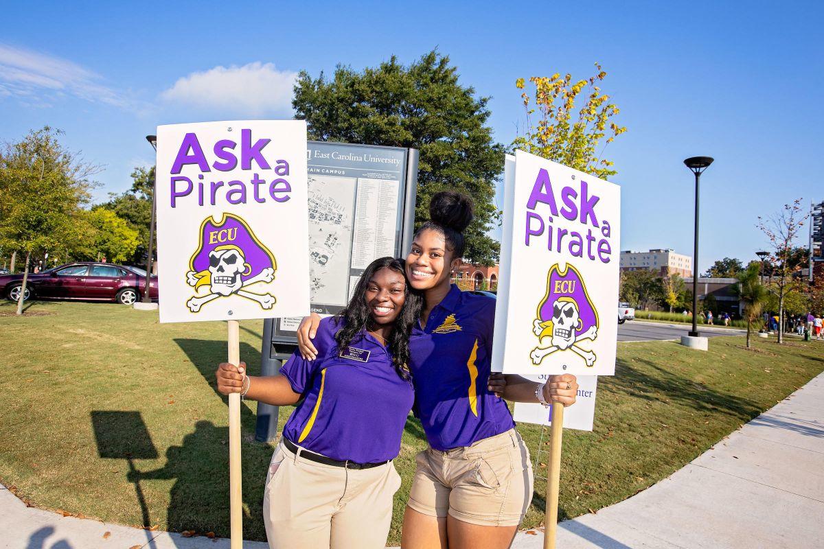 EastCarolina's tweet photo. See #ECU's week in photos ⤵️
✅ #ECUOpenHouse 🏡
✅ @ECU_SOTD's "The Wolves" 🐺
✅ @eculaupus's Virtual Reality Lab 🕹️
✅ Megan Leavey's visit to @ECUSVS 🎖️

📷 → https://t.co/z4EGOcKTUX https://t.co/qC0qwQ4sSK