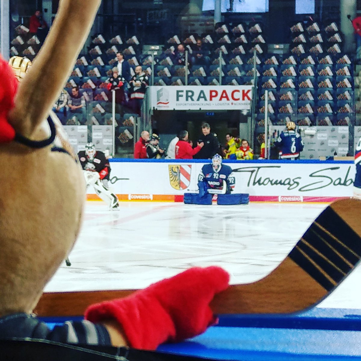Gargarstig's tweet photo. Er steht im Tor und ich dahinter...*gröhl*#icetigers #icehockey #iserlohnroosters #nitvsiec #criketiswatchingyou #scheespieln #heimspiel https://t.co/tJueJkLobm