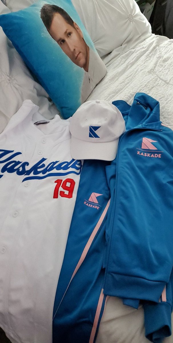 rach_starr852's tweet photo. Oh yeah! The merch has arrived! Can't wait to sport this little number at the Dallas #redux003 show! @kaskade https://t.co/RHFmQ5qldD