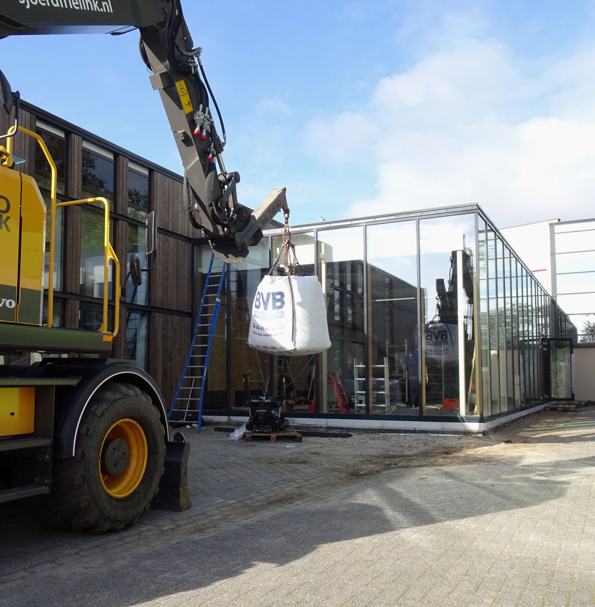 uwfundament's tweet photo. De duurzame verbouwing van Hesselink koffie nadert voltooing. Nu wordt de koffiehub getooid met een prachtig sedumdak. #duurzaam #circulair #groen https://t.co/CHL8MpKito