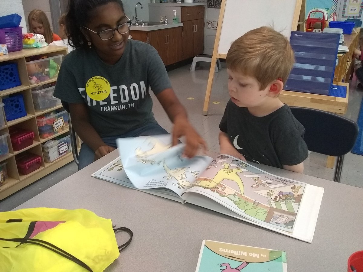 fssdfismedia's tweet image. One of our 6th graders earned a field trip to @fssdjes to read to Pre-K students! We live our school partnerships and our students! #librarybingo #2020Vision