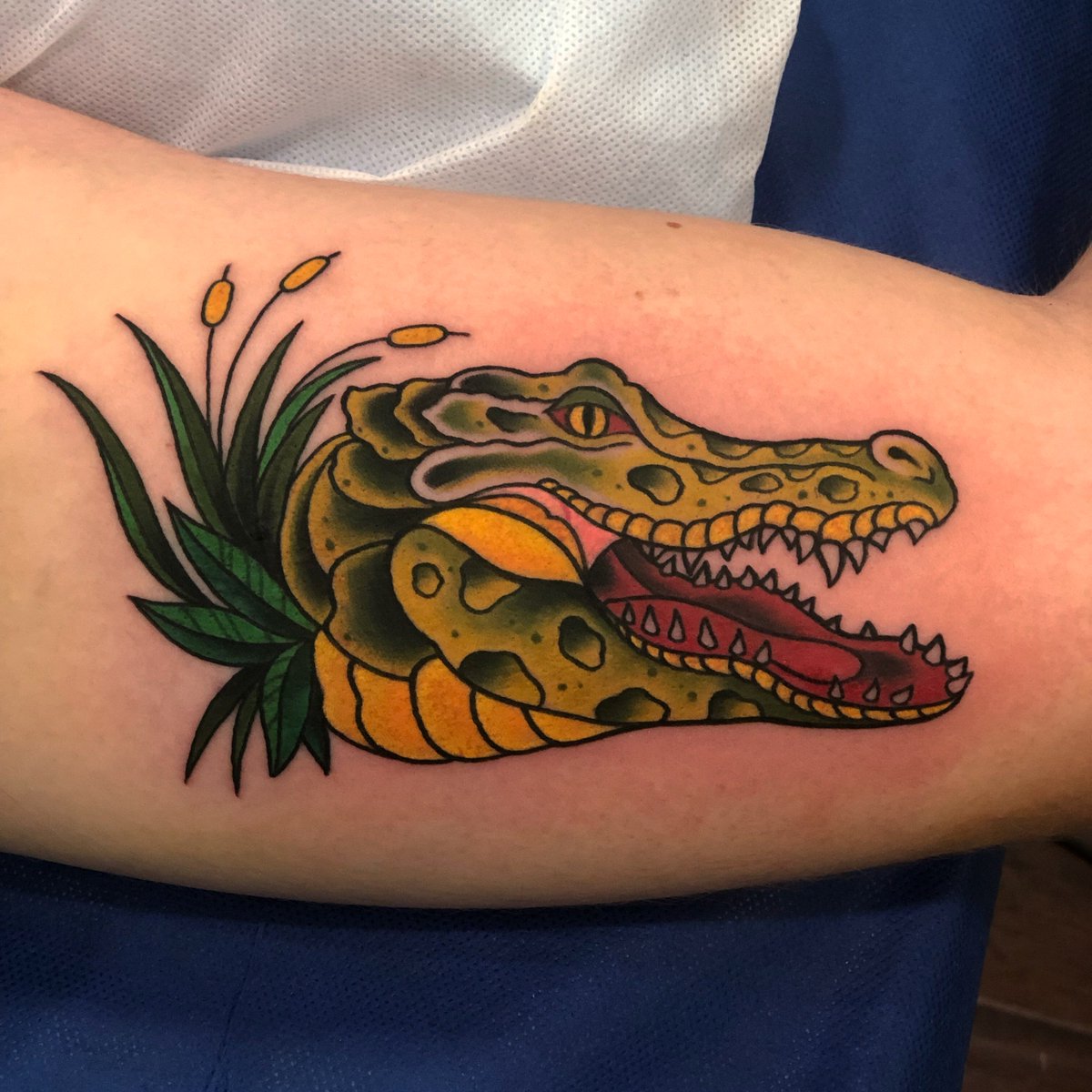 13 Traditional Crocodile Tattoo on Finger Idea