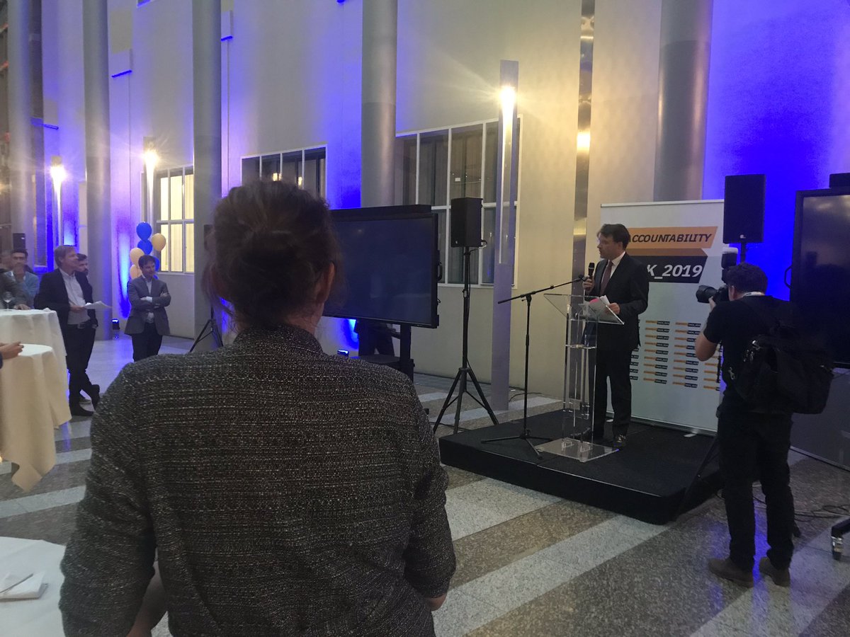 EwoutIrrgang's tweet photo. Kamerleden Alkaya (SP), Sneller (D’66) en Van der Linde (VVD) presenteren finalisten op accountabilityhack 2019 in de Tweede Kamer #AccHack19 https://t.co/QanDgtfoAG