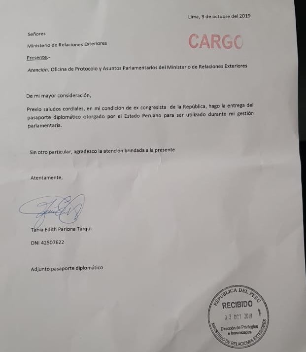 TaniaPariona's tweet photo. Hago la entrega de mi pasaporte diplomático otorgado durante mi labor parlamentaria y, una vez más, agradezco el voto y la confianza que el pueblo me ha dado para representarlos y trabajar de la mano con ellos para el desarrollo de nuestro país, así como de mi región #Ayacucho. https://t.co/kU3nP1ZPJE