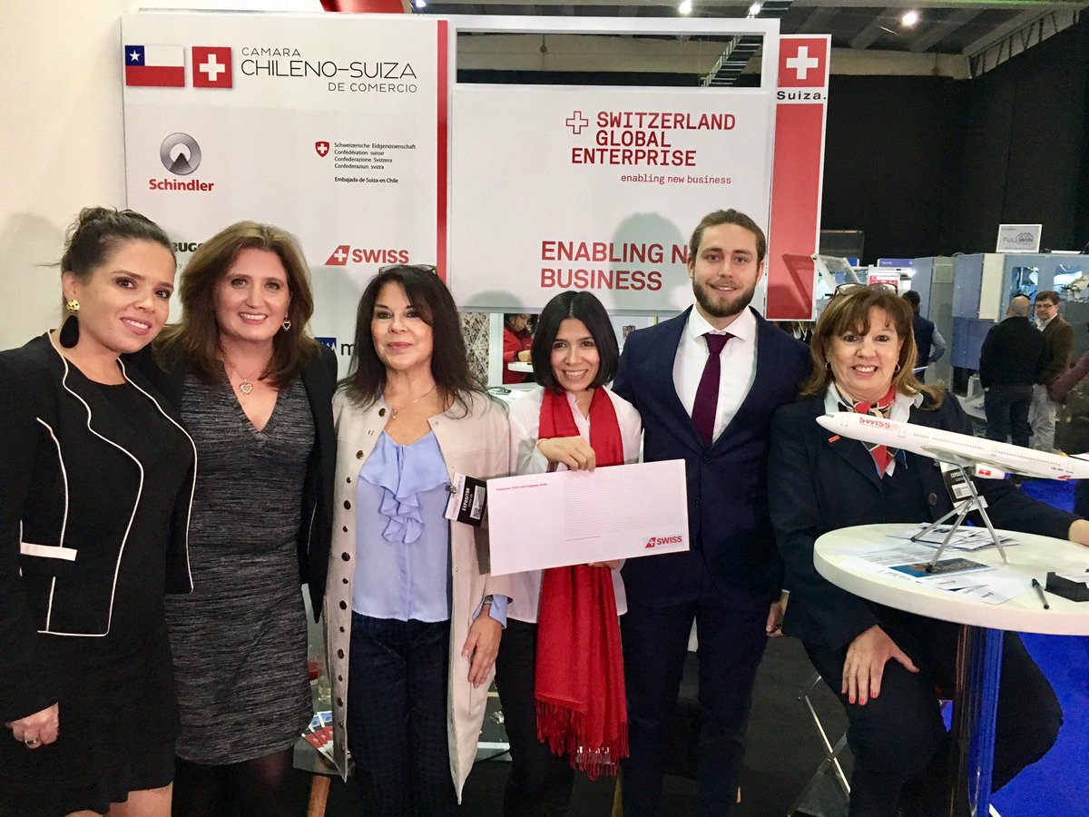 ChilenoSuiza's tweet photo. El equipo de la @ChilenoSuiza en conjunto con @FlySWISS felicitamos Jeanne Ramirez, la afortunada ganadora del pasaje a #Suiza🇨🇭
#ExpoEdifica2019 #SWISS #Swisschile https://t.co/77vehaTwA2