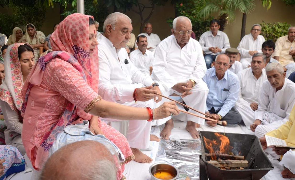 ShivBhattia's tweet photo. @incindia updates from Kiloi—Sampla #inc , Bhupinder singh Hooda filed nomination. 
“विधानसभा क्षेत्र से बतौर कांग्रेस उम्मीदवार नामांकन दाखिल किया।”
#congress #haryanacongress #hooda #koloisampla #congressnominations https://t.co/XxzeAhT8ek