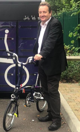SouthallGaswork's tweet photo. This man has been spotted in the #Ealing area stealing bicycles, and claiming that he is doing it to save the environment.

This is not true - he is known to be a serial liar, conman, and cement addict. 

Approach with caution. https://t.co/kiQcjMQTyT