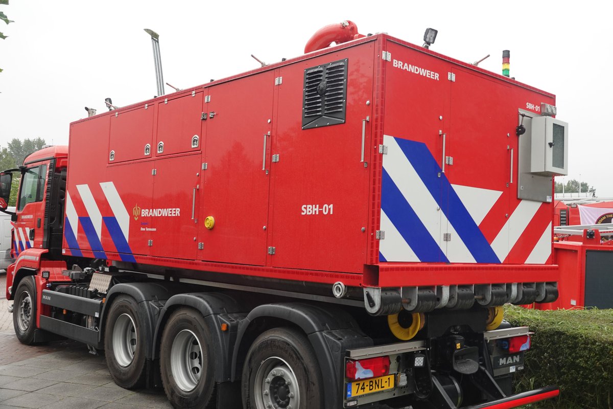William112bnv's tweet image. Diverse bijzondere brandweerwagens vandaag bij het @brandweerevent in #Nijkerk. #DOW #Shellmoerdijk #IFV