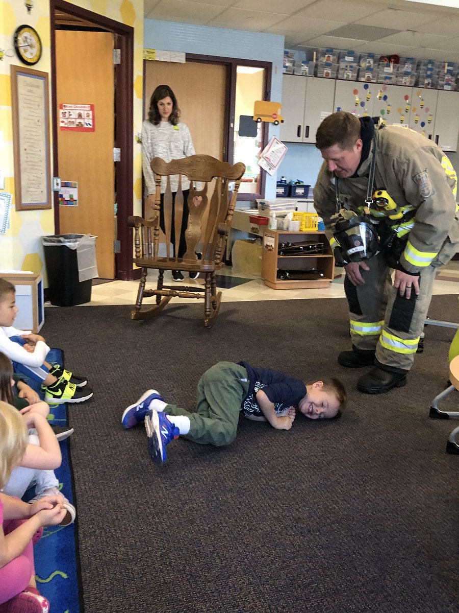 gallbusybees's tweet photo. Thank you to Firefighter Allard for coming in to talk to us about Fire Safety. We loved seeing all of your gear!! 💦 🔥 #harvestlearn #sascompass https://t.co/D2TN8WntkK