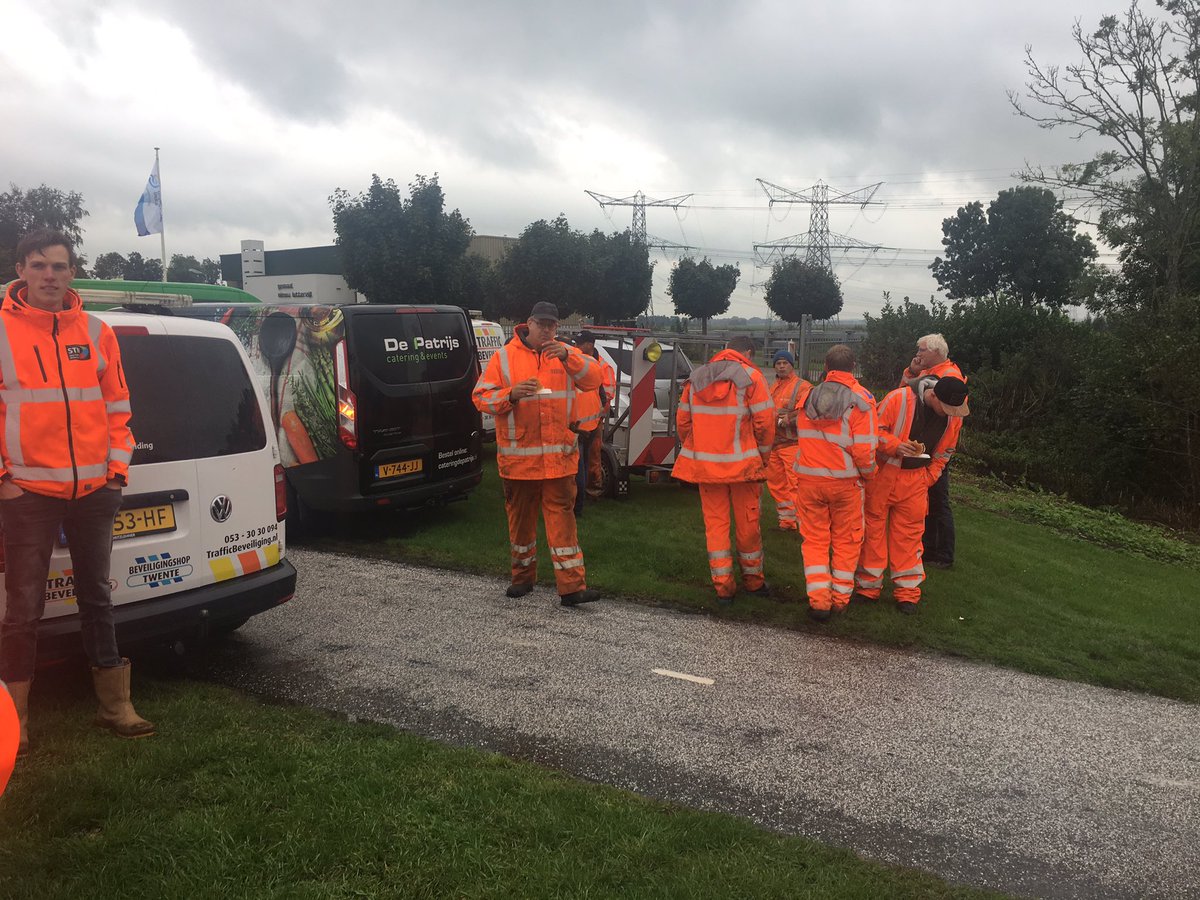 Gerard_Beek's tweet photo. Vandaag is het gehele team van #CyclischOnderhoud in het zonnetje gezet. Iedereen bedankt voor de inzet en de fijne samenwerking afgelopen periode! #Erkenning #Teamwork #Samenwerken #Trots @JansJH @BAMInfra_nl @SaveTrafficNL @trafficbeveilig @Grootenh1Jeroen https://t.co/VH3O9dPTs3