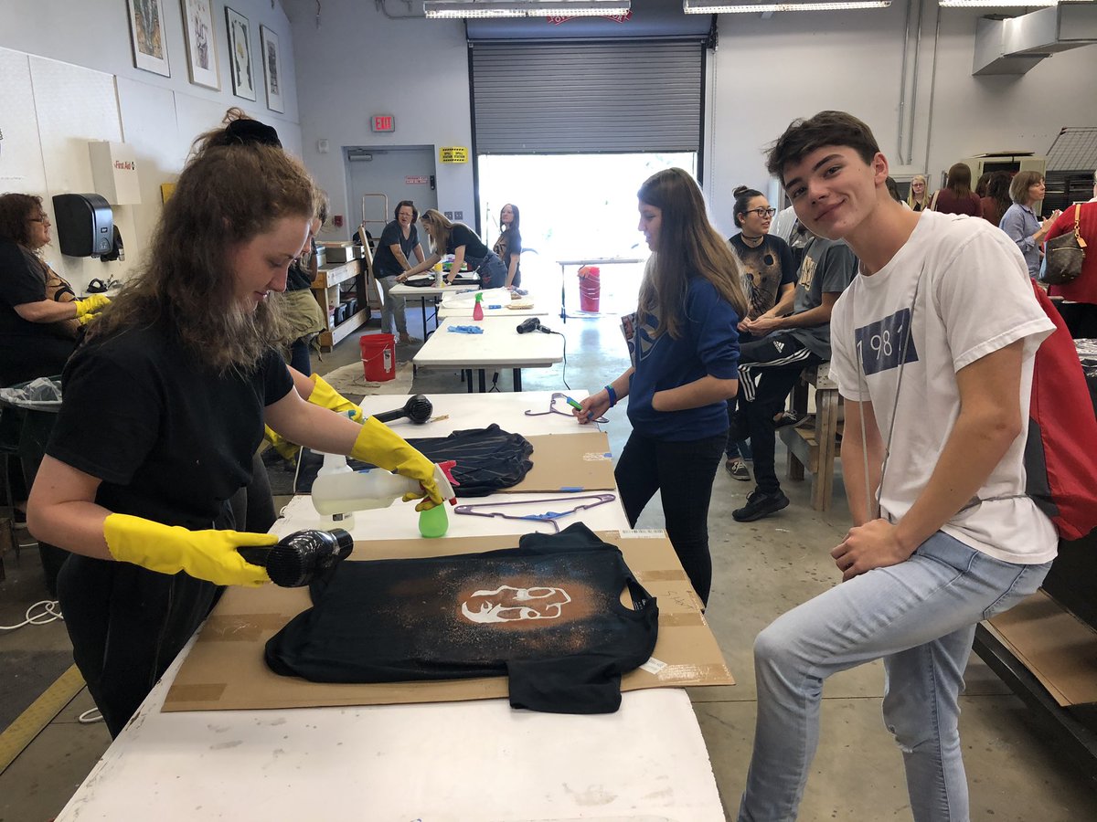 mwtefteller's tweet photo. @TLRedRaiders @tylerisd @vangome2 Fun day with REL kids making art and visiting UT Tyler’s art department and meeting some of my former students who are now UTT students!  ❤️ https://t.co/sYgmL7qTSf
